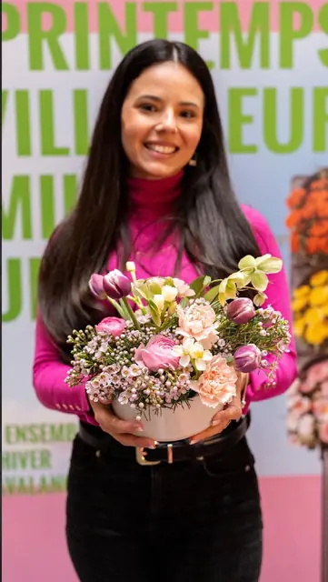 Amanda Berton à un marché aux fleurs, un arrangement dans les mains