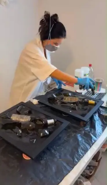 Amanda Berton appliquant de la résine sur des éclats de verre