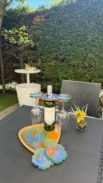 Porte bouteille et plateau assortis effet marbré, avec sous verres en forme de fleur