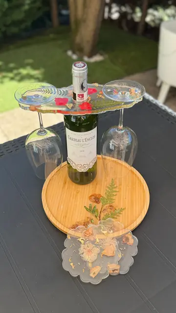 Porte bouteille et plateau en résine transparente avec fleurs séchées et feuille d'or
