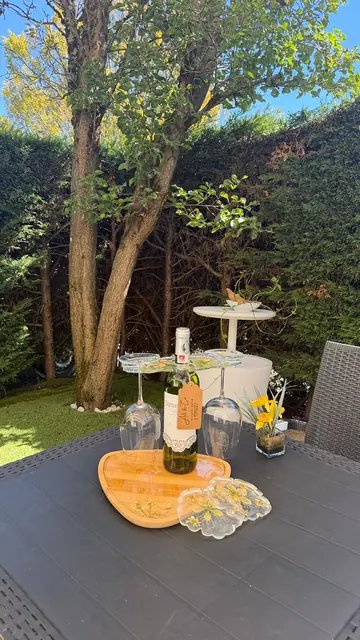 Porte bouteille en résine transparente et plateau en bois, avec petites fleurs séchées