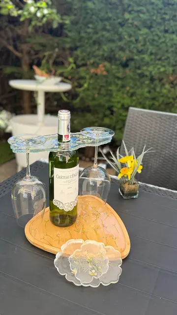 Porte bouteille en résine transparente et plateau en bois, avec petites fleurs séchées violettes