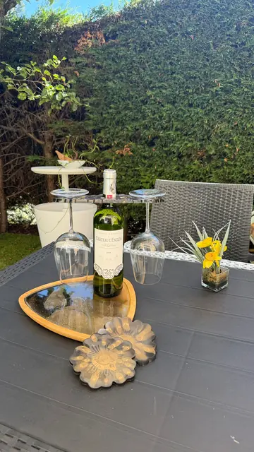Porte bouteille et plateau assortis effet marbré noir et doré, avec bouchon en résine