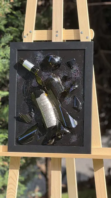 Pièce en résine avec éclats de bouteille incrustés