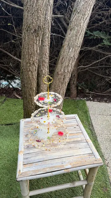 Plateau à desserts trois étages avec fleurs séchées et pierres décoratives sur le bord, poignée dorée