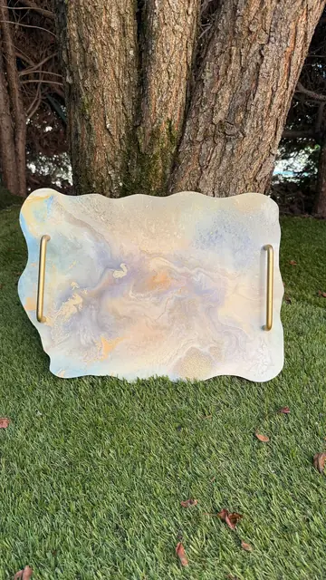 Plateau au bord festonné avec poignées dorées et effet marbré pastel bleu, pêche et or
