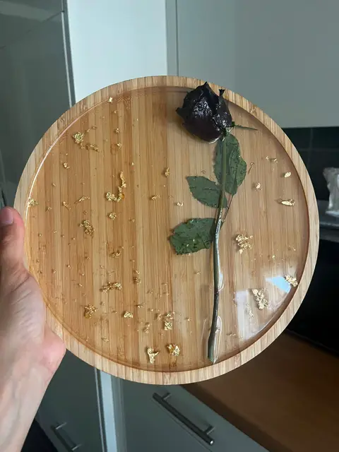 Plateau à la rose éternisée, tenu en main