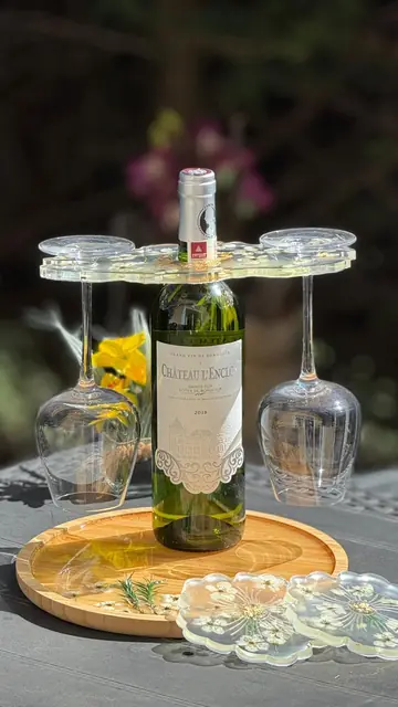 Porte bouteille translucide blanc et doré en résine, avec sous verres assortis, photographié en extérieur