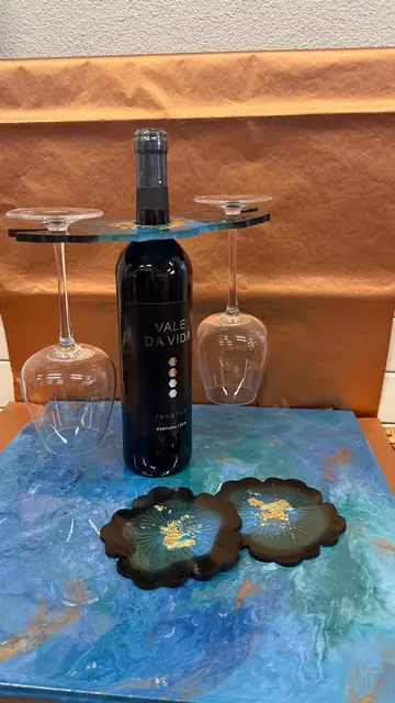 Porte bouteille bleu profond et sous verres, sur une toile peinte