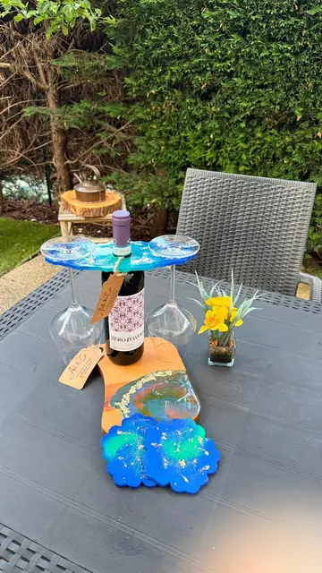 Porte bouteille bleu avec planche et sous verres en forme de fleur
