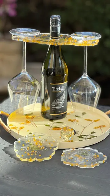 Porte bouteille en résine crème et miel, avec de petites fleurs jaunes réelles prises dans la matière
