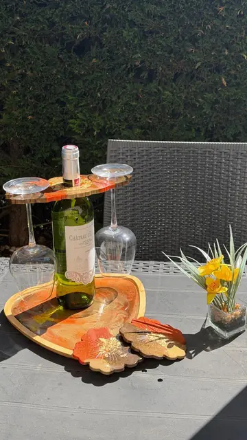 Porte bouteille en résine orange et doré, en forme de fleur, avec deux verres et sous verres assortis