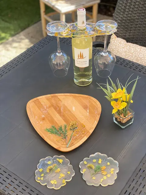 Porte bouteille avec romarin et fleurs jaunes