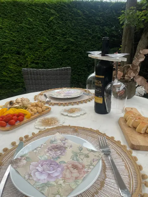 Porte bouteille en résine sur une table dressée