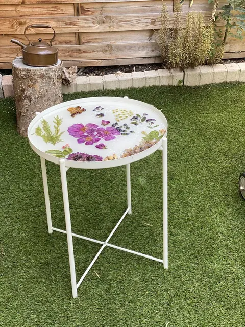 Table d'appoint à pied blanc avec plateau en résine et fleurs pressées violettes