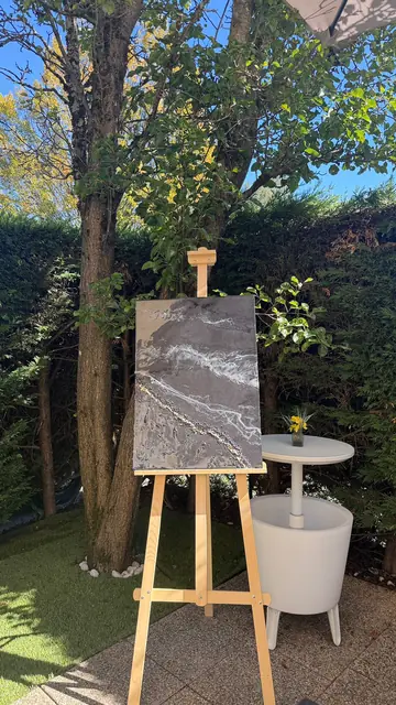 Tableau en résine avec vagues grises et noires, pierres décoratives et feuille d'or